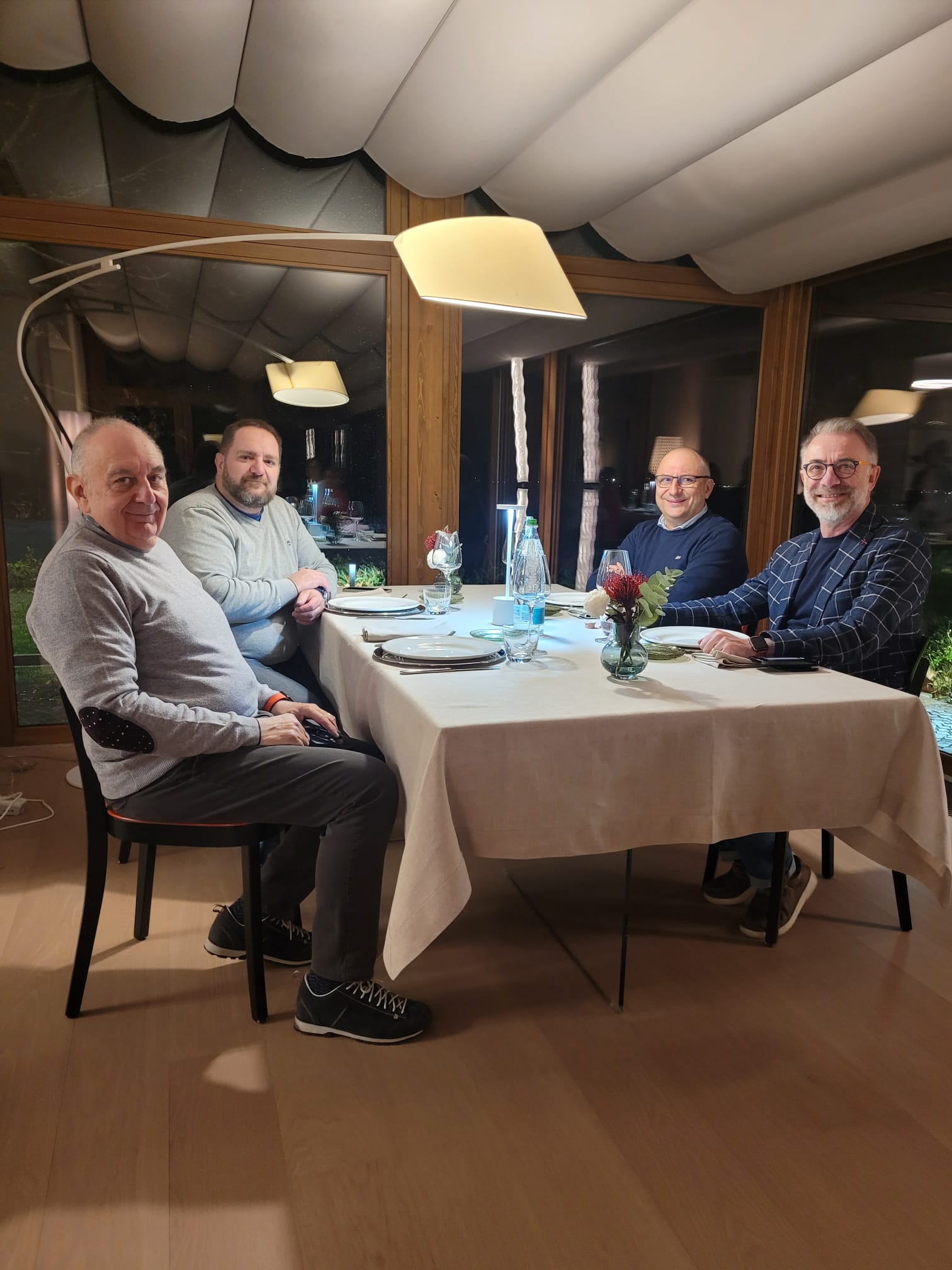 Gruppo di amici a tavola