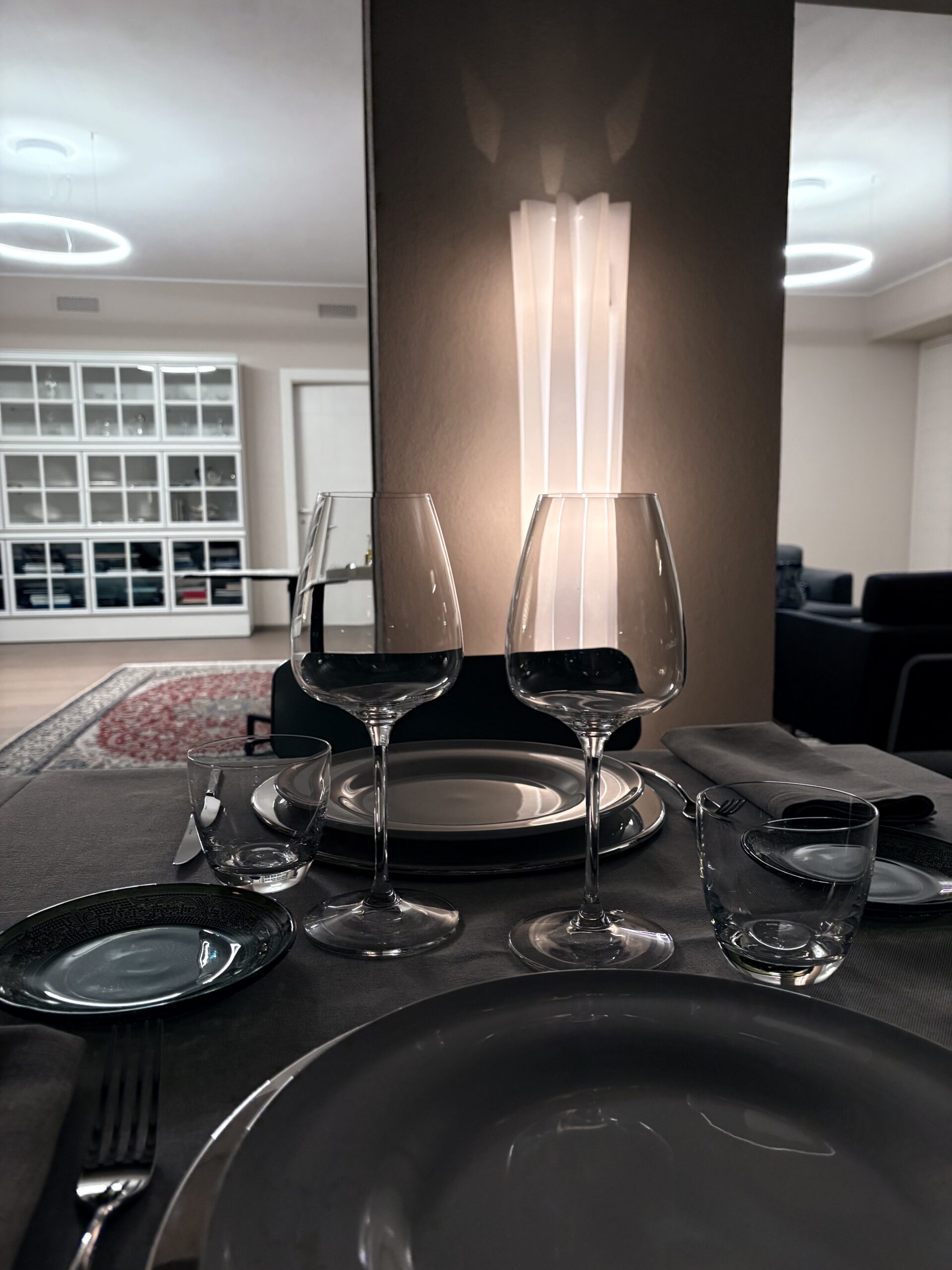 Tavola apparecchiata con cura in collina per una cena privata presso In Collina Home Restaurant