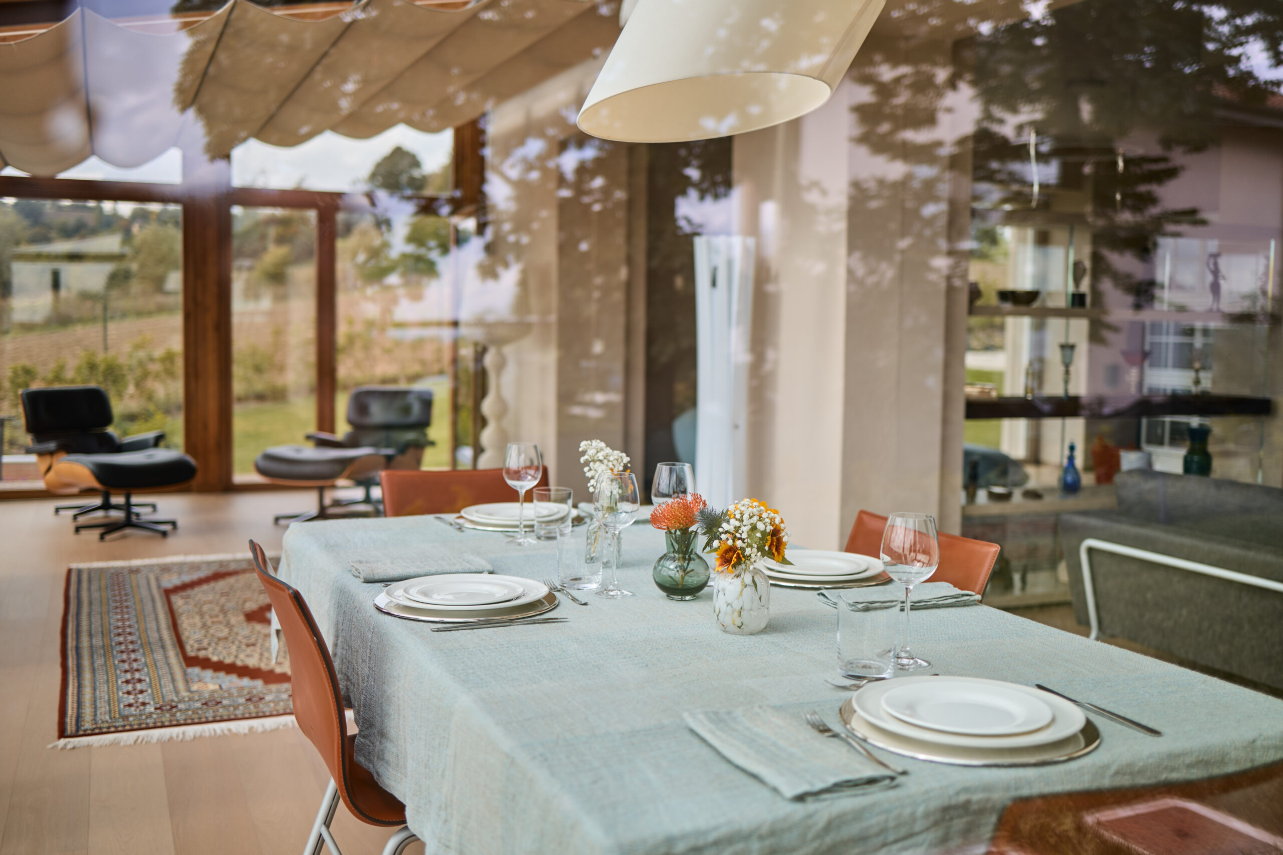 Veduta della sala da pranzo con tavola apparecchiata