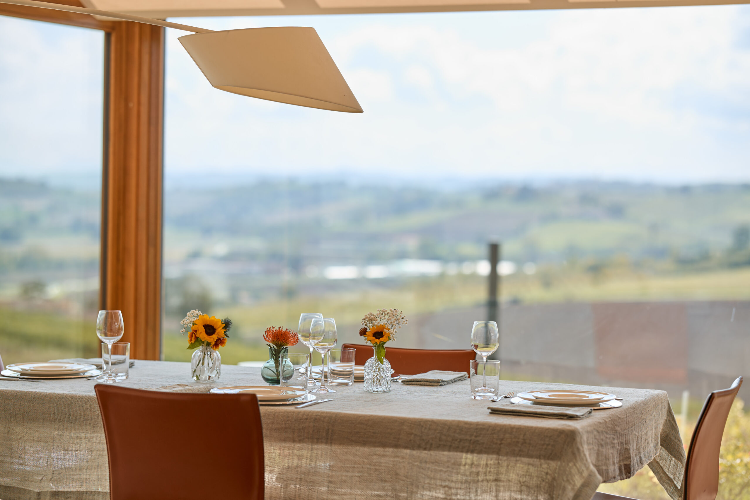 Tavola con veduta esterna sul panorama