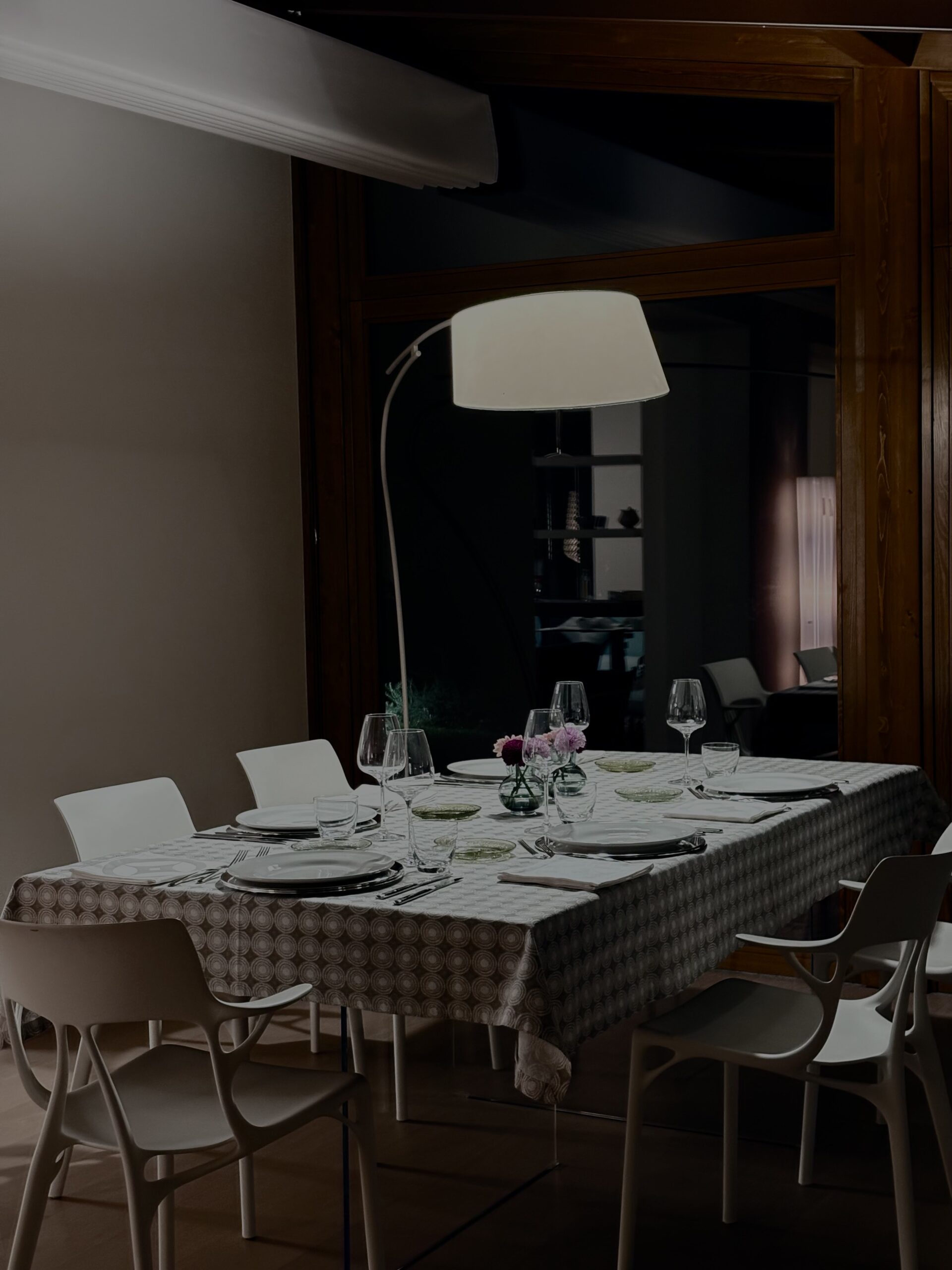 Tavola apparecchiata con cura in collina per una cena privata presso In Collina Home Restaurant