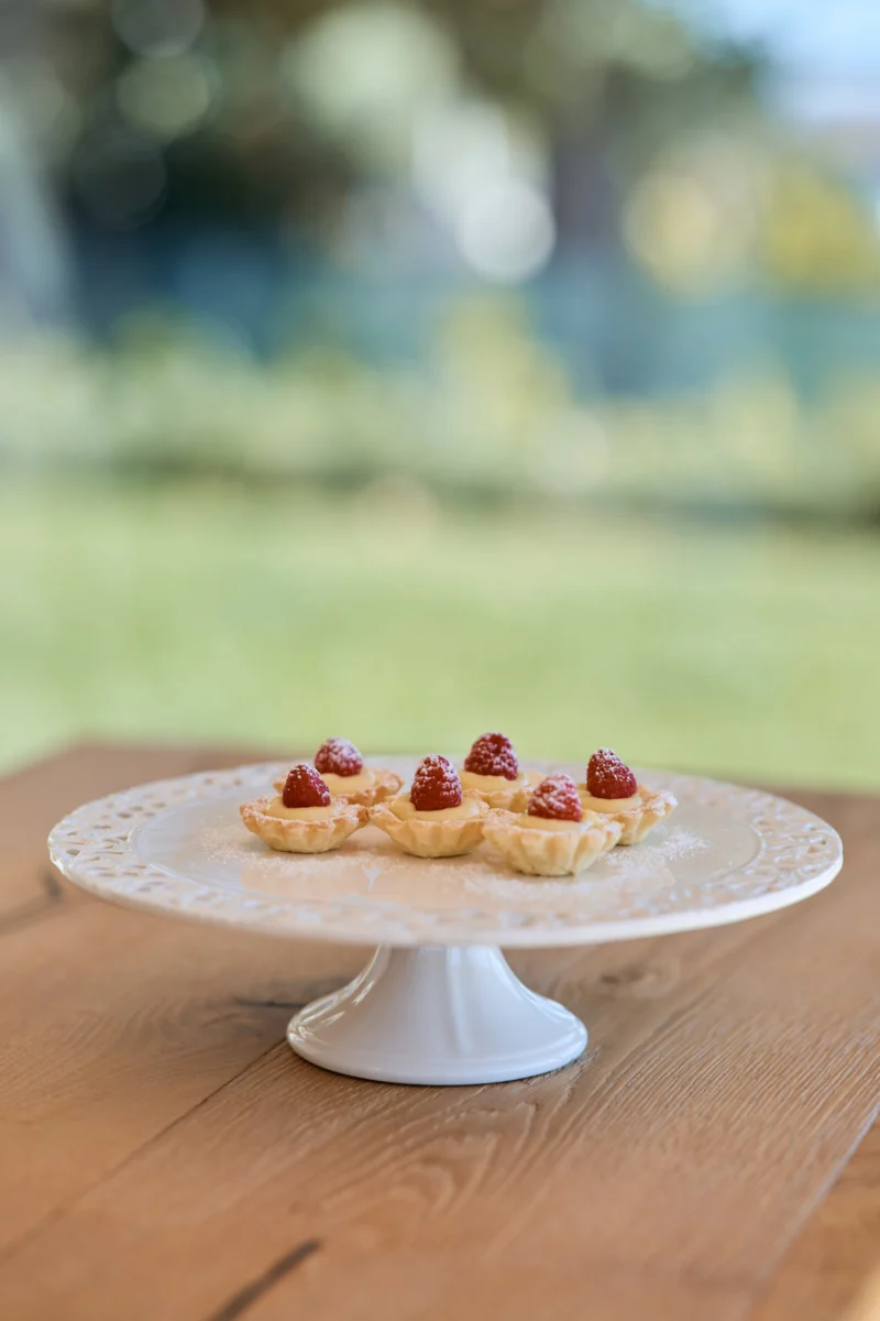 Alzata in ceramica con assortimento di dolci artigianali fatti in casa